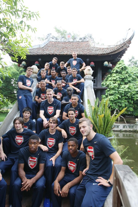 Cầu thủ Arsenal chụp ảnh lưu niệm tại chùa Một Cột