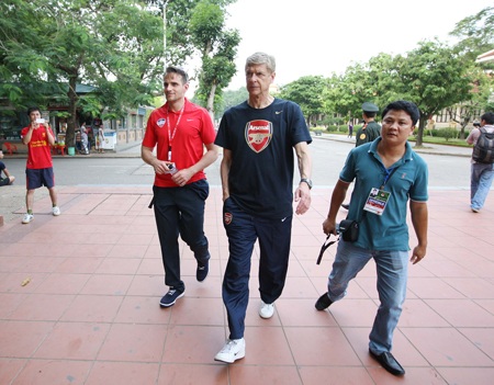 Thầy trò HLV Wenger quyết định đi thăm quan Hà Nội từ khá sớm