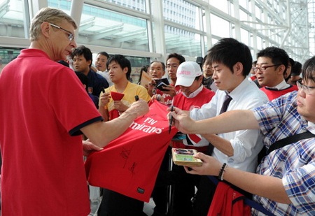 HLV Arsene Wenger ký tặng người hâm mộ Nhật Bản