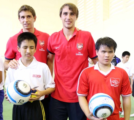 Arsenal bịt mắt chơi bóng đá tại Hà Nội - 1 Bộ đôi Arsenal khá niềm nở với các em học sinh ở trường Nguyễn Đình Chiểu