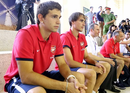Arsenal bịt mắt chơi bóng đá tại Hà Nội - 3 Hai cầu thủ Arsenal tập bịt mắt chơi bóng