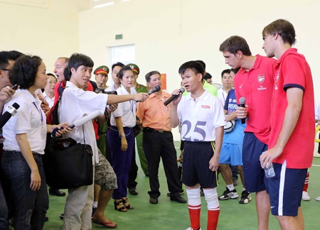 Arsenal bịt mắt chơi bóng đá tại Hà Nội - 10 Giao lưu cùng các em học sinh ở trường