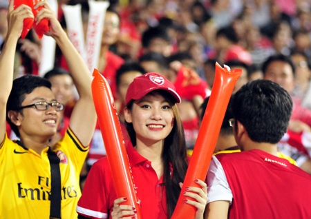 CĐV Việt Nam “cháy” hết mình trên sân Mỹ Đình - 4 Nữ CĐV xinh đẹp liên tục hò reo, cổ vũ