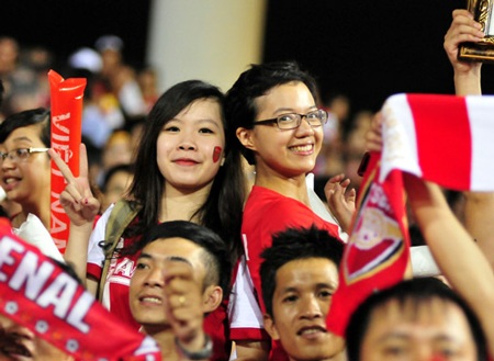 CĐV Việt Nam “cháy” hết mình trên sân Mỹ Đình - 5 Nhiều khán giả là những fan cuồng nhiệt của CLB Arsenal
