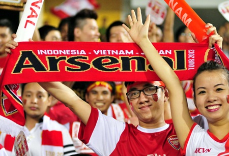CĐV Việt Nam “cháy” hết mình trên sân Mỹ Đình - 6 Nhiều khán giả là những fan cuồng nhiệt của CLB Arsenal