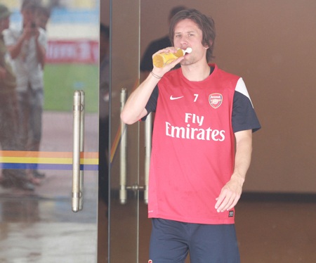 Arsenal bất ngờ tập kín ở sân Mỹ Đình - 2 Tiền vệ điển trai Rosicky bước ra sân tập