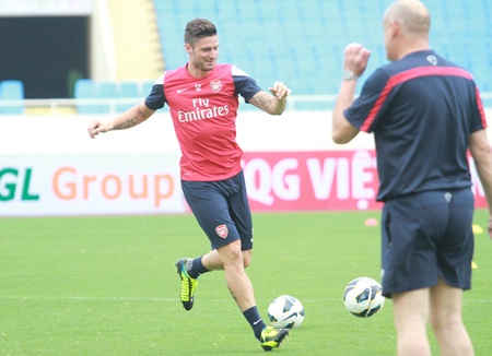 Arsenal bất ngờ tập kín ở sân Mỹ Đình - 5 Tiền đạo Giroud thực hiện những bài tập đơn giản