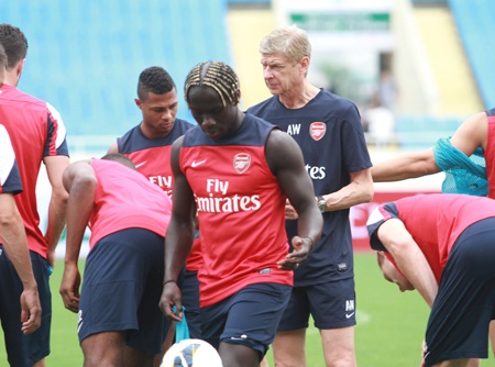 Arsenal bất ngờ tập kín ở sân Mỹ Đình - 6 HLV Wenger chỉ đạo các học trò