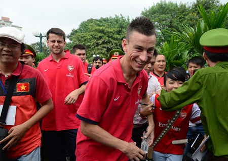 “Pháo thủ” Arsenal thăm chùa Trấn Quốc cầu may - 2 Nụ cười của hậu vệ Koscielny khi thăm quan chùa Trấn Quốc