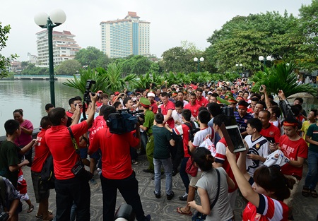 “Pháo thủ” Arsenal thăm chùa Trấn Quốc cầu may - 3 Rất đông các CĐV bao xung quanh nhóm cầu thủ Arsenal