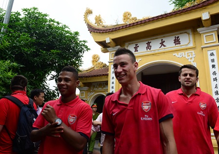 “Pháo thủ” Arsenal thăm chùa Trấn Quốc cầu may - 4 Các cầu thủ Arsenal tại chùa Trấn Quốc