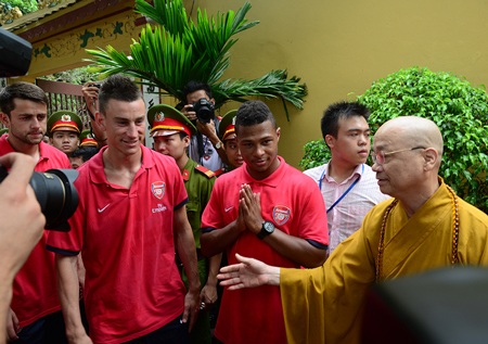 “Pháo thủ” Arsenal thăm chùa Trấn Quốc cầu may - 5 Các sư thầy ở chùa giúp đỡ các cầu thủ khá nhiệt tình