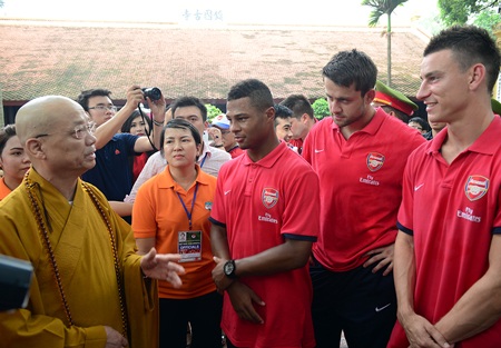 “Pháo thủ” Arsenal thăm chùa Trấn Quốc cầu may - 6 Cầu thủ Arsenal chăm chú nghe sư thầy nói chuyện về lịch sử chùa