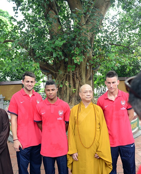 “Pháo thủ” Arsenal thăm chùa Trấn Quốc cầu may - 7 Cầu thủ Arsenal chụp ảnh kỷ niệm cùng sư thầy