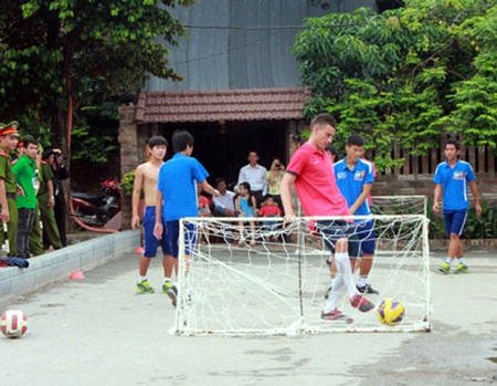 Những hình ảnh khó quên của Arsenal tại Việt Nam - 2 Cầu thủ Arsenal giao lưu với các tài năng trẻ của học viện HAGL