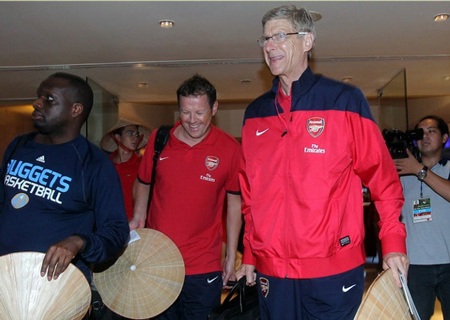 Những hình ảnh khó quên của Arsenal tại Việt Nam - 3 HLV Arsene Wenger thích thú với nón lá Việt Nam