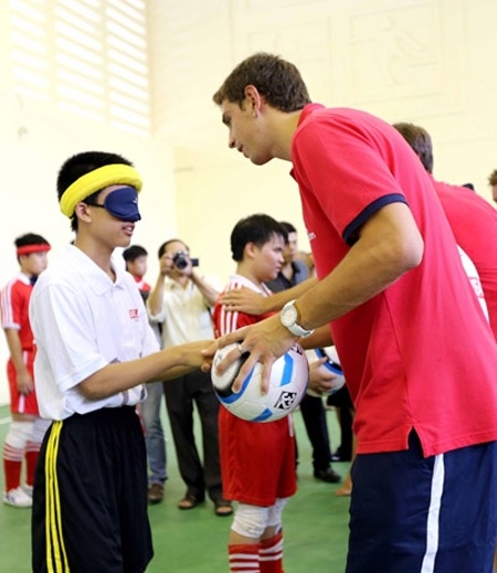 Những hình ảnh khó quên của Arsenal tại Việt Nam - 5 Giao lưu với học sinh ở trường khiếm thị Nguyễn Đình Chiểu