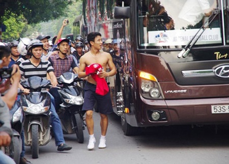 “Running man” là khách mời đặc biệt của Emirates Cup 2013 - 1 Vũ Xuân Tiến sang Emirates sớm hơn dự kiến