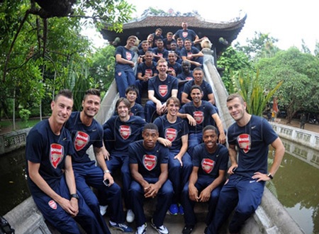 Những hình ảnh khó quên của Arsenal tại Việt Nam - 7 Các cầu thủ Arsenal chụp ảnh lưu niệm ở chùa Một Cột