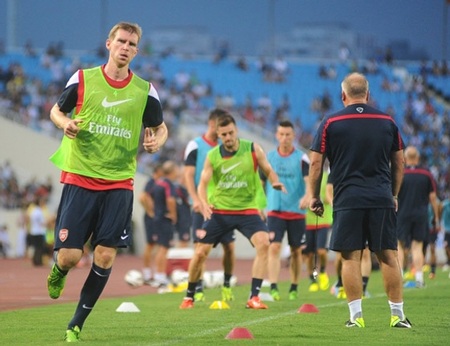 Những hình ảnh khó quên của Arsenal tại Việt Nam - 8 Các cầu thủ Arsenal hứng khởi trong buổi tập trên sân Mỹ Đình