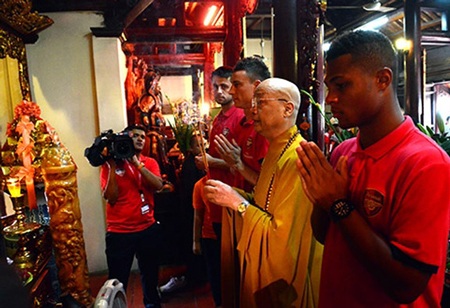 Những hình ảnh khó quên của Arsenal tại Việt Nam - 11 Các cầu thủ Arsenal thành kính lễ Phật tại chùa Trấn Quốc