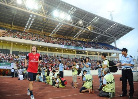 Những hình ảnh khó quên của Arsenal tại Việt Nam - 12 Rosicky xuất hiện trước khán giả Việt Nam trong buổi tập tối 15/7