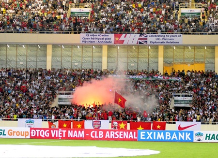 Những hình ảnh khó quên của Arsenal tại Việt Nam - 13 CĐV Việt Nam chào Arsenal bằng màn pháo sáng