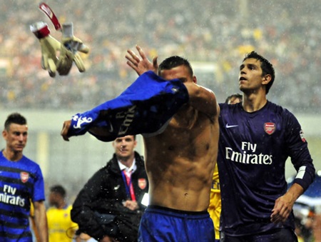 Những hình ảnh khó quên của Arsenal tại Việt Nam - 14 Cầu thủ Arsenal cởi áo, ném lên khán đài tặng khán đài