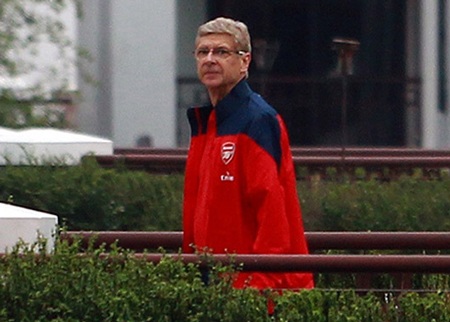 Thầy trò HLV Wenger ngủ bù, chờ bữa ăn đầu tiên tại Việt Nam - 1 Thầy trò HLV Wenger mệt mỏi sau chuyến bay từ Indonesia sang Việt Nam