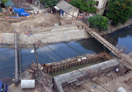 Người dân Hà Nội “làm xiếc” trên sông - 1 Cây cầu dài hơn 10m nhưng làm gần 3 năm chưa xong.