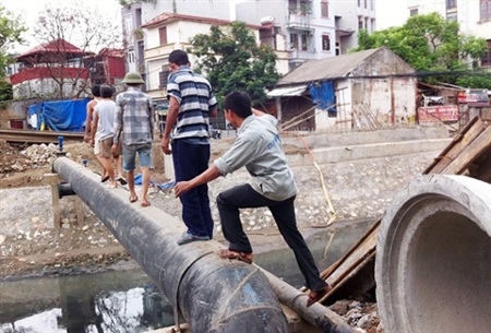 Người dân Hà Nội “làm xiếc” trên sông - 3 Hằng ngày, nhiều người phải đi lại qua sông bằng ống dẫn nước.