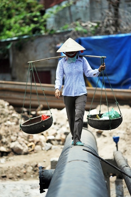 Người dân Hà Nội “làm xiếc” trên sông - 4 Khi Cầu Khỉ chưa được hoàn thiện, người dân vẫn phải chọn lối đi nguy hiểm này để qua sông Sét.