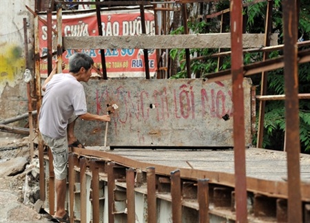 Người dân Hà Nội “làm xiếc” trên sông - 6 Khi Cầu Khỉ chưa được hoàn thiện, người dân vẫn phải chọn lối đi nguy hiểm này để qua sông Sét.