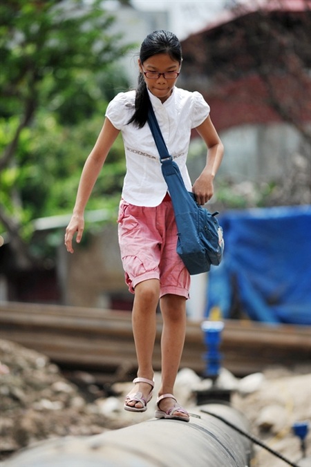 Người dân Hà Nội “làm xiếc” trên sông - 8 Khi Cầu Khỉ chưa được hoàn thiện, người dân vẫn phải chọn lối đi nguy hiểm này để qua sông Sét.