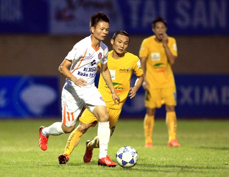 Bầu Đệ phản pháo lại kết luận của BTC giải - 1 CLB Thanh Hóa (vàng) không phục quyết định của BTC giải - Ảnh: Gia Hưng