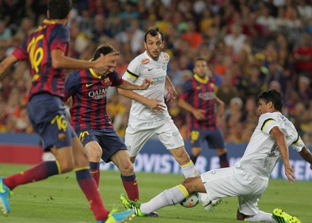 Barcelona hạ Santos 8-0 trong ngày HLV Martino ra mắt - 2 Messi thi đấu khá nổi bật trong hiệp 1