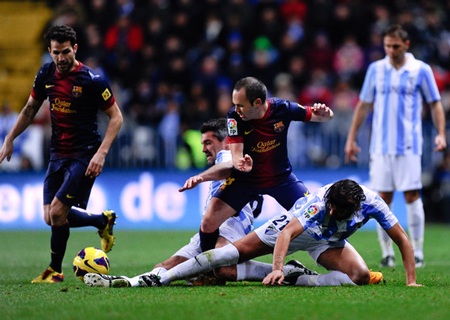 Fabregas và Iniesta sẽ phải gánh nhiều trách nhiệm ở trận đấu đêm nay