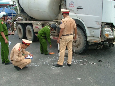 Xe trộn bê tông đâm trúng xe máy...