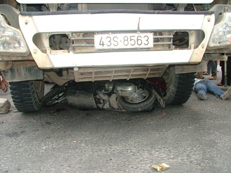 ...kéo lê hơn 5 m và làm 2 mẹ con người đi xe máy tử nạn