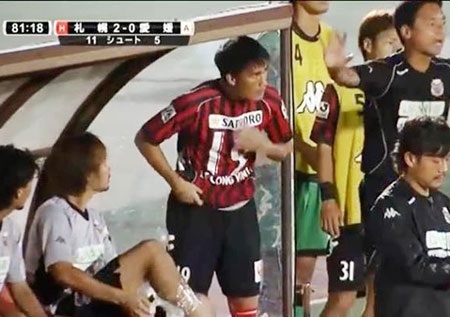 Vui mừng vì được thi đấu, Công Vinh suýt mặc áo ngược ra sân - 2 Công Vinh suýt mặc áo ngược ra sân