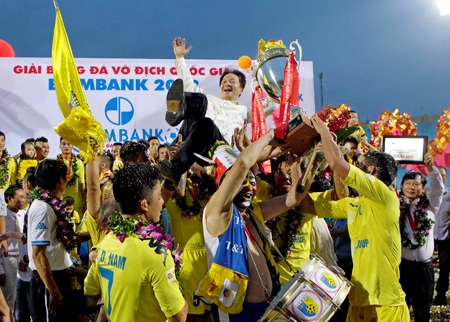 Cầu thủ Hà Nội T&T thể hiện niềm vui với bầu Hiển - Ảnh: Gia Hưng