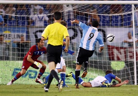 Argentina đánh bại Italia trên sân khách - 1 Higuain mở tỷ số trận đấu cho Argentina