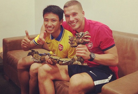 “Running man” được tiếp đón nồng nhiệt tại Anh - 1 Vũ Xuân Tiến chụp ảnh cùng Podolski