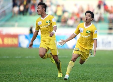 Niềm vui chiến thắng của các cầu thủ SL Nghệ An - Ảnh: Sơn Dũng