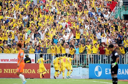 CĐV Nghệ An tạo nên bầu không khí sôi động trên sân Thống Nhất - Ảnh: Sơn Dũng