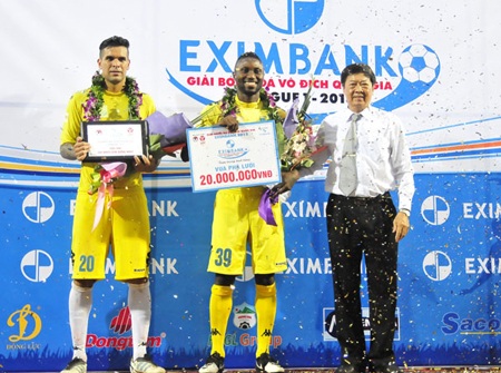 Gonzalo và Samson nhận giải đồng Vua phá lưới V-League 2013 - 1 Cả Gonzalo và Samson cùng giành danh hiệu Vua phá lưới