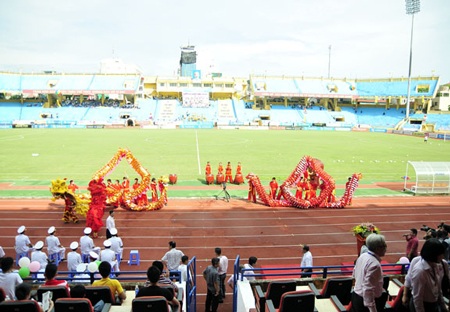 CLB Hà Nội T&T thể hiện tình cảm với người hâm mộ thủ đô