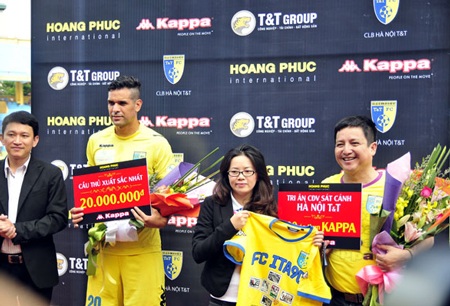 CLB Hà Nội T&T thể hiện tình cảm với người hâm mộ thủ đô