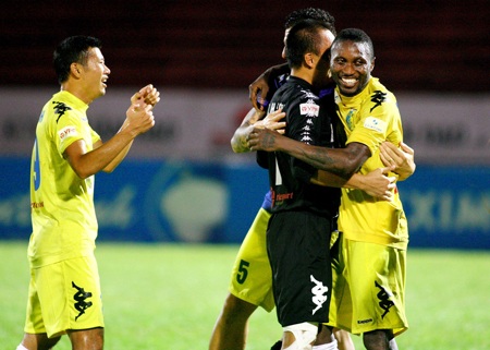 Hà Nội T&T chính thức vô địch V-League 2013 - 1 Niềm vui của các cầu thủ Hà Nội T&T sau khi lên ngôi vô địch