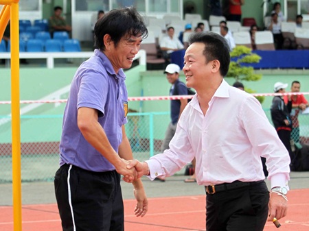 Hà Nội T&T chính thức vô địch V-League 2013 - 3 Niềm vui của bầu Hiển và HLV Phan Thanh Hùng - Ảnh: Sơn Dũng